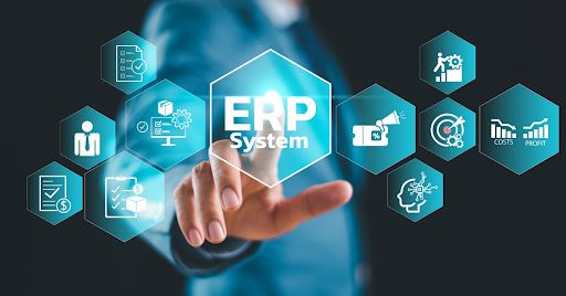 Pessoa interagindo com ícone digital de sistema ERP.