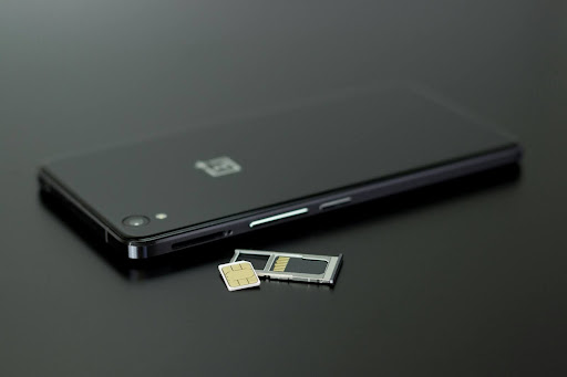 Celular desligado com chip ao lado