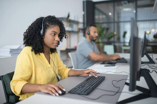 Mulher realizando ERP para empresas de rastreamento