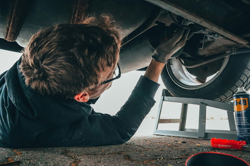 Homem realizando manutenção preventiva em seu carro