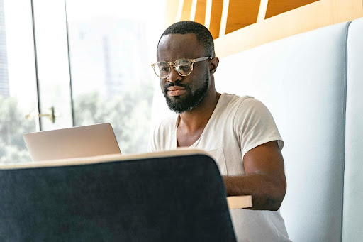 Homem negro utilizando notebook