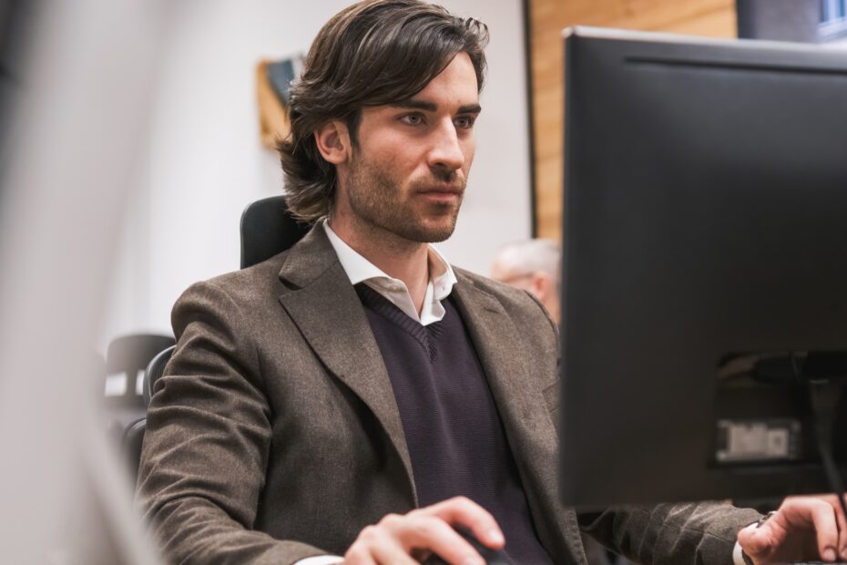 Homem utilizando computador para operações b2b