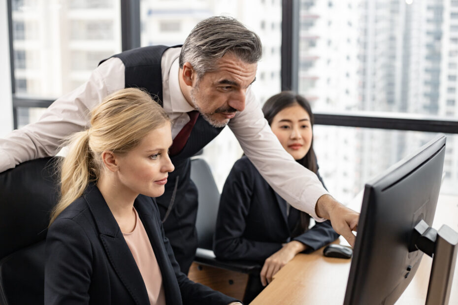 O supervisor masculino ensina os funcionários da empresa.