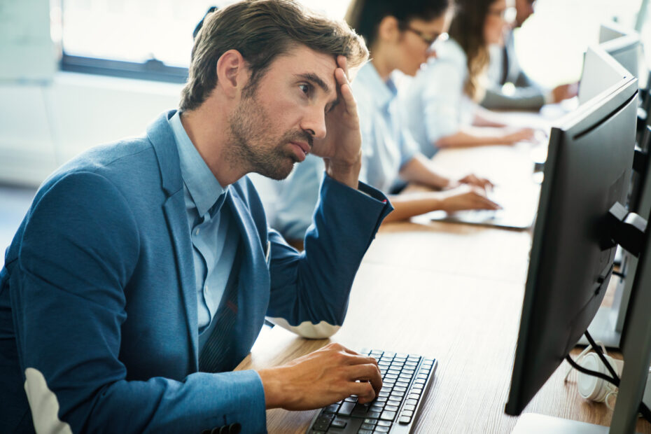 Programador trabalhando em uma empresa de desenvolvimento de software